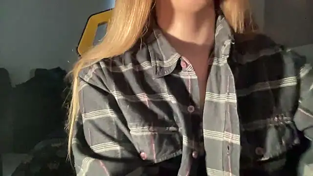 Snapshot of petiteetoile chatting on 02-16-26, 02:46 petiteetoile online show from 02-16-26, 02:46