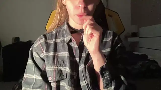 Snapshot of petiteetoile chatting on 02-17-26, 02:35 petiteetoile online show from 02-17-26, 02:35