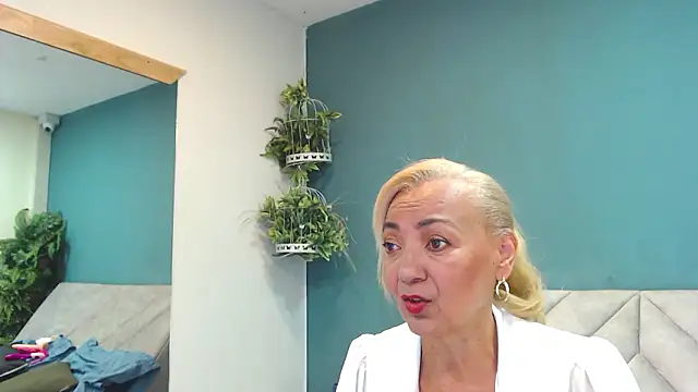 Snapshot of AmelieLux chatting on 03-05-26, 06:37 AmelieLux online show from 03-05-26, 06:37