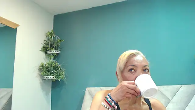 Snapshot of AmelieLux chatting on 03-10-26, 05:18 AmelieLux online show from 03-10-26, 05:18