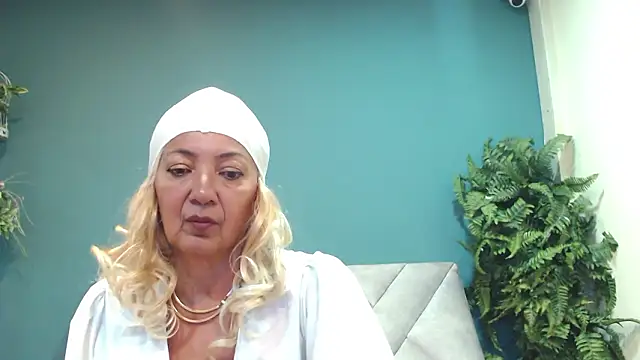 Snapshot of AmelieLux chatting on 03-12-26, 06:47 AmelieLux online show from 03-12-26, 06:47