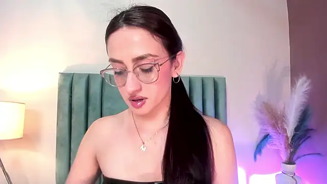 Snapshot of AndraCyruss chatting on 03-12-26, 12:17 AndraCyruss online show from 03-12-26, 12:17