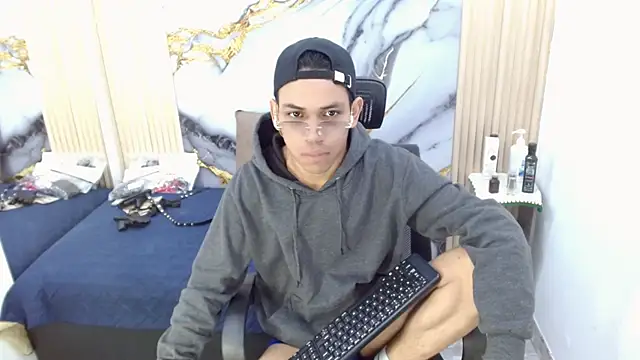 Snapshot of DaviidBuckx_ chatting on 05-10-26, 03:23 DaviidBuckx online show from 05-10-26, 03:23