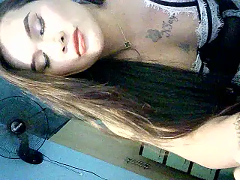 Snapshot of hollynicole chatting on 02-23-26, 07:50 hollynicole online show from 02-23-26, 07:50