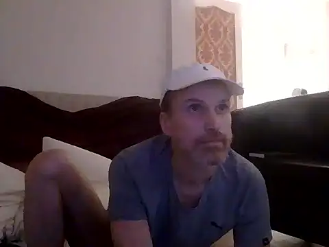 Snapshot of Mickredge chatting on 02-15-26, 01:57 Mickredge online show from 02-15-26, 01:57