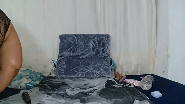 Sweet-Bella17 online show from 04-28-26, 08:03