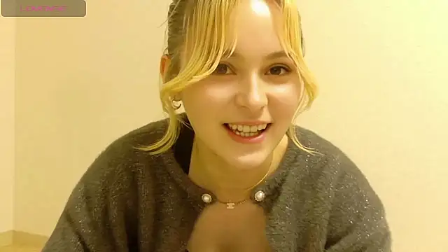 Snapshot of e_ri_ka93 chatting on 02-24-26, 01:53 e ri ka93 online show from 02-24-26, 01:53