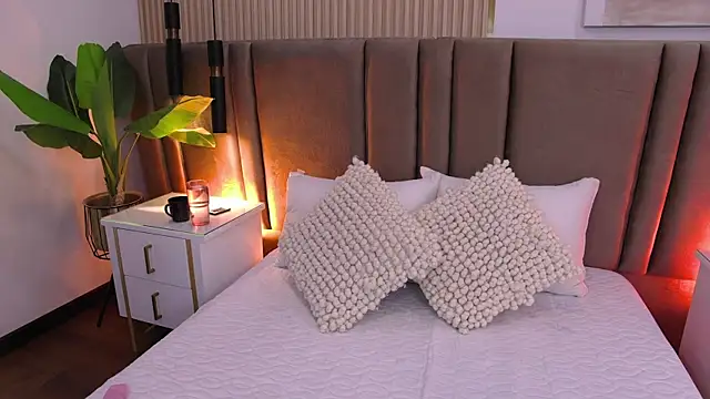 SaraLugo online show from 07-18-26, 06:23