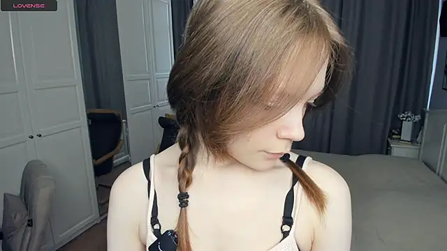 Snapshot of LavenderMitten chatting on 06-19-26, 05:34 LavenderMitten online show from 06-19-26, 05:34