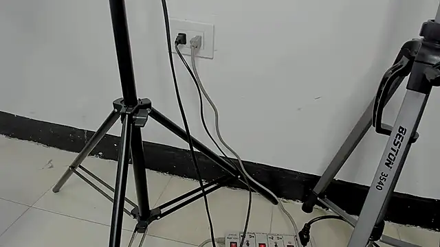 Mia Reyesjs online show from 04-28-26, 02:27