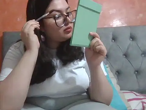 Snapshot of DearestKittyKat chatting on 02-17-26, 04:57 DearestKittyKat online show from 02-17-26, 04:57