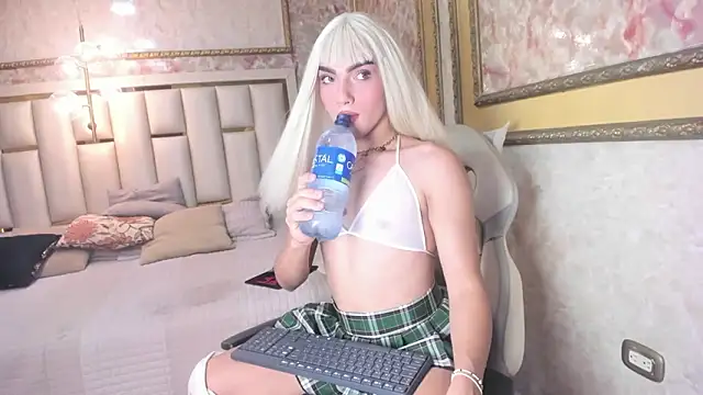 Snapshot of Veronica_hottie chatting on 03-04-26, 02:23 Veronica hottie online show from 03-04-26, 02:23