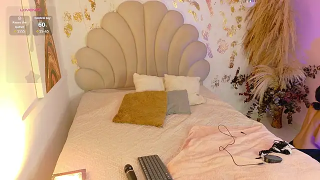 Snapshot of AURORA_BLOOM_CR chatting on 03-13-26, 11:39 AURORA BLOOM CR online show from 03-13-26, 11:39