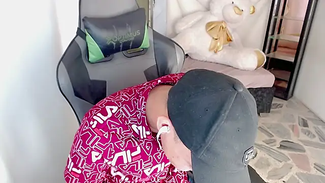 Top and bottom online show from 04-27-26, 08:18