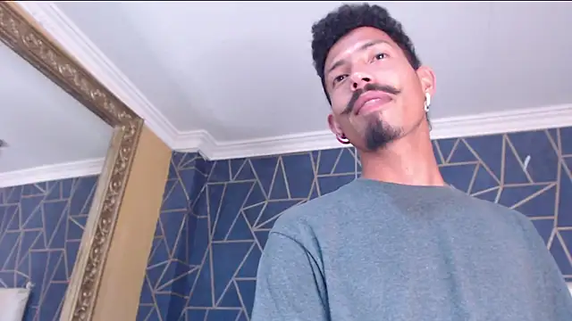 Snapshot of NoaahTylor chatting on 02-18-26, 08:05 NoaahTylor online show from 02-18-26, 08:05