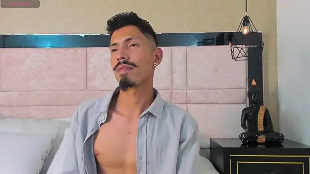 Snapshot of NoaahTylor chatting on 03-13-26, 07:42 NoaahTylor online show from 03-13-26, 07:42