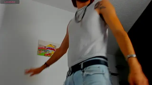 Snapshot of LovexJuxn8 chatting on 02-11-26, 04:01 LovexJuxn8 online show from 02-11-26, 04:01