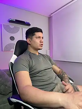 Snapshot of _robertobaggioo chatting on 03-13-26, 12:34 robertobaggioo online show from 03-13-26, 12:34