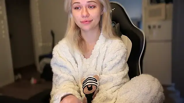 Snapshot of Leylia_Lily chatting on 03-13-26, 09:05 Leylia Lily online show from 03-13-26, 09:05