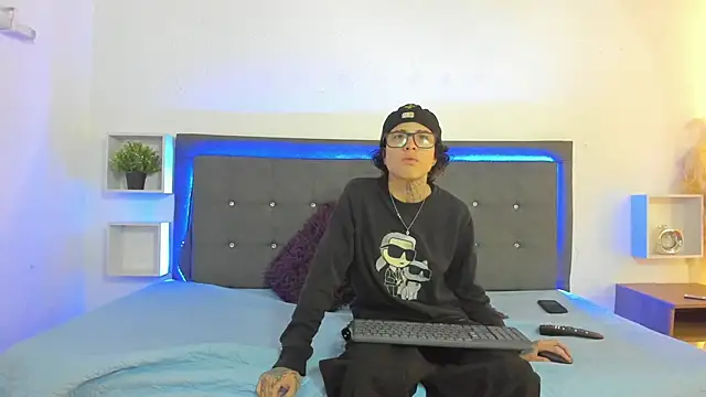 Snapshot of Ale_cuzz chatting on 04-15-26, 02:02 Ale cuzz online show from 04-15-26, 02:02