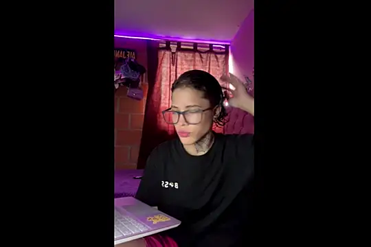 Snapshot of Ale_cuzz chatting on 04-21-26, 07:50 Ale cuzz online show from 04-21-26, 07:50