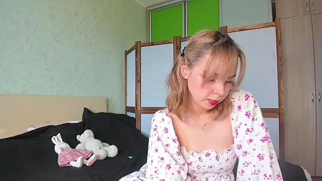 GlitchyDolly online show from 05-21-26, 03:57