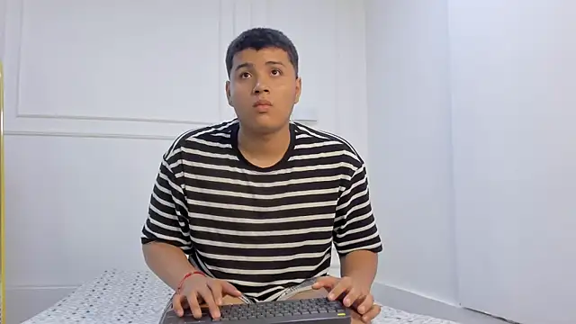 Snapshot of lalitopp chatting on 03-12-26, 01:45 lalitopp online show from 03-12-26, 01:45