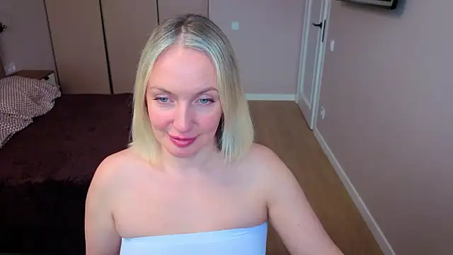 Snapshot of MonikaFoxys chatting on 03-08-26, 04:05 MonikaFoxys online show from 03-08-26, 04:05