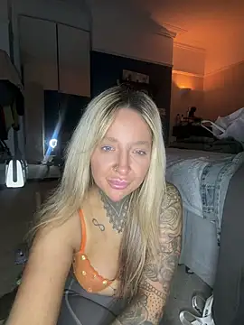 Snapshot of Summerwestt chatting on 03-19-26, 10:36 Summerwestt online show from 03-19-26, 10:36