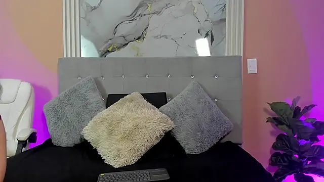 Ivy Heat online show from 04-22-26, 01:52