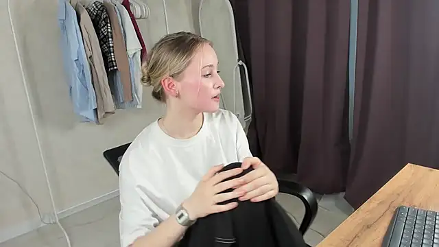 Snapshot of TraceeRebollar chatting on 02-15-26, 12:47 TraceeRebollar online show from 02-15-26, 12:47