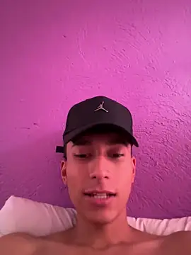 Snapshot of glopetitooo chatting on 06-15-26, 12:51 glopetitooo online show from 06-15-26, 12:51