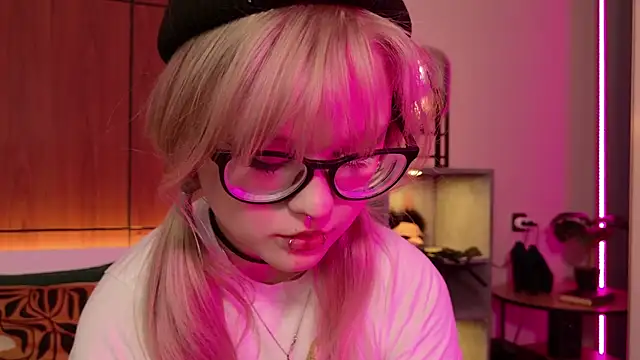 MoliQin online show from 04-27-26, 07:17