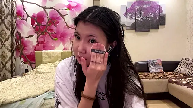 Snapshot of MaeRaads chatting on 03-05-26, 06:26 MaeRaads online show from 03-05-26, 06:26