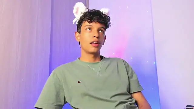 Snapshot of Maxfrost1 chatting on 03-07-26, 01:24 Maxfrost1 online show from 03-07-26, 01:24