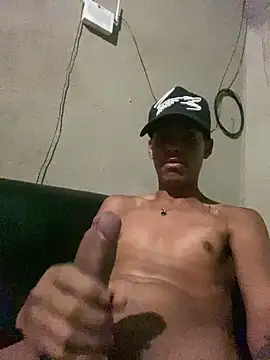 Snapshot of Alee_2005 chatting on 03-15-26, 07:25 Alee 2005 online show from 03-15-26, 07:25