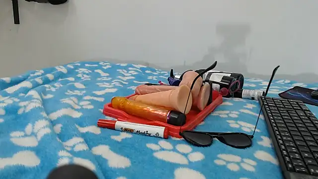skinnysexy18 online show from 06-15-26, 08:00