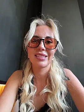 LisaMurr online show from 06-12-26, 01:54