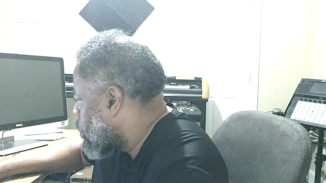 Snapshot of Cleozevo1961 chatting on 05-20-26, 11:27 Cleozevo1961 online show from 05-20-26, 11:27