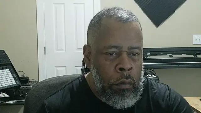 Snapshot of Cleozevo1961 chatting on 05-25-26, 04:13 Cleozevo1961 online show from 05-25-26, 04:13