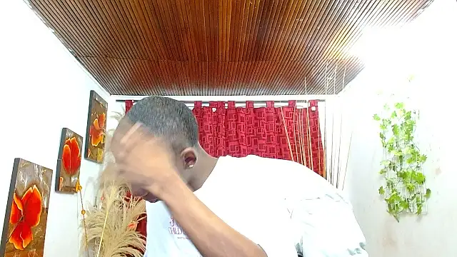 Snapshot of milo018 chatting on 02-25-26, 09:13 milo018 online show from 02-25-26, 09:13