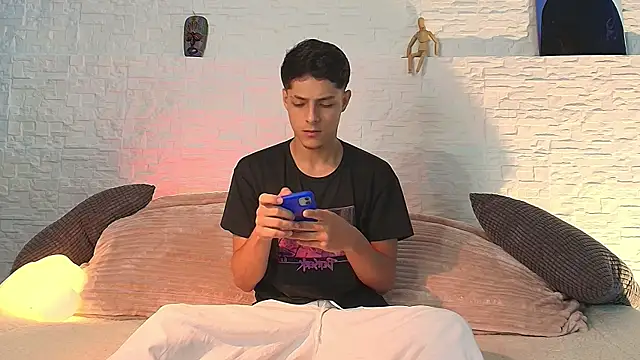 Eliassalvatore  online show from 04-28-26, 07:41