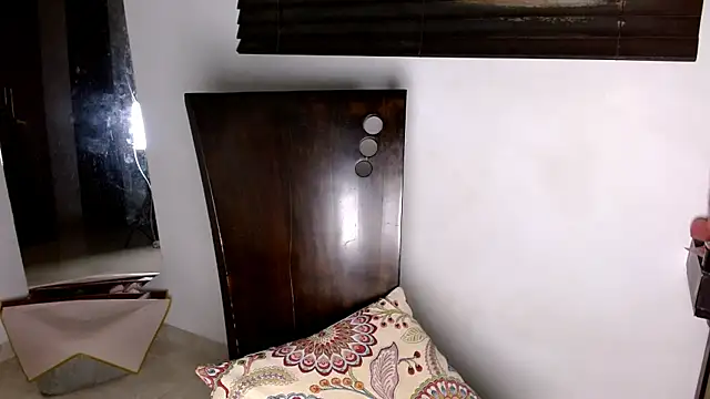 MiaDiamontLatin online show from 04-21-26, 01:42