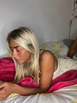 Snapshot of ScarlettGold_ chatting on 04-24-26, 04:48 ScarlettGold online show from 04-24-26, 04:48