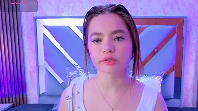 LittleeSara18 online show from 06-06-26, 11:04