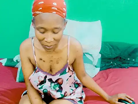 Snapshot of QueenYc chatting on 02-23-26, 04:26 QueenYc online show from 02-23-26, 04:26