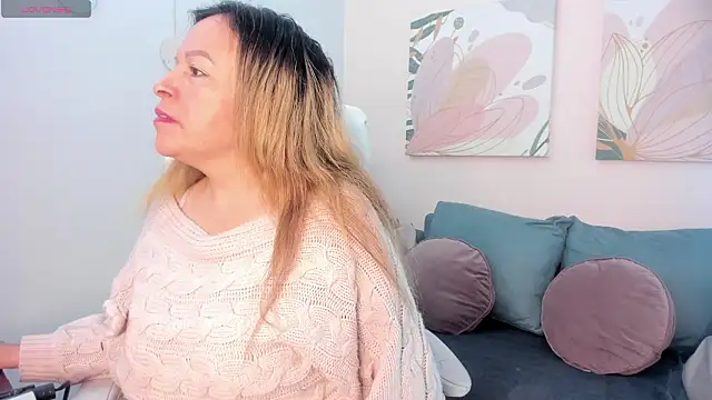 Snapshot of Ivonne_4 chatting on 03-04-26, 12:44 Ivonne 4 online show from 03-04-26, 12:44