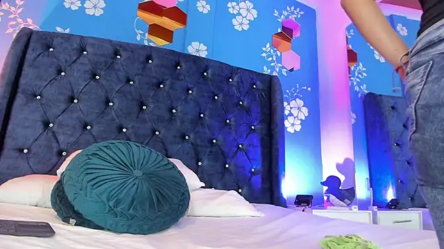 laurasmith  online show from 05-02-26, 12:32