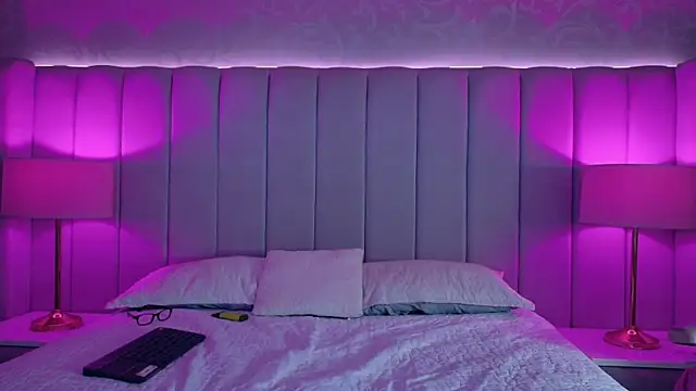 Snapshot of Emily__Stef chatting on 06-25-26, 11:48 Emily Stef online show from 06-25-26, 11:48