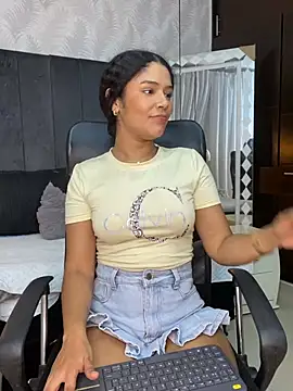 Snapshot of Miaafoxx__ chatting on 03-08-26, 02:04 Miaafoxx online show from 03-08-26, 02:04